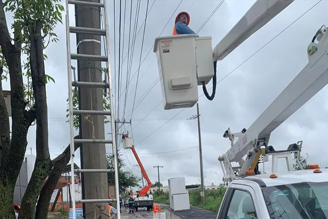 Foto de personal de Power Depot realizando electrificación