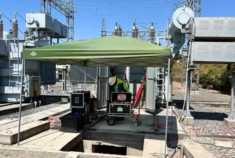 Foto de personal de Power Depot realizando un Estudio de calidad de energía
